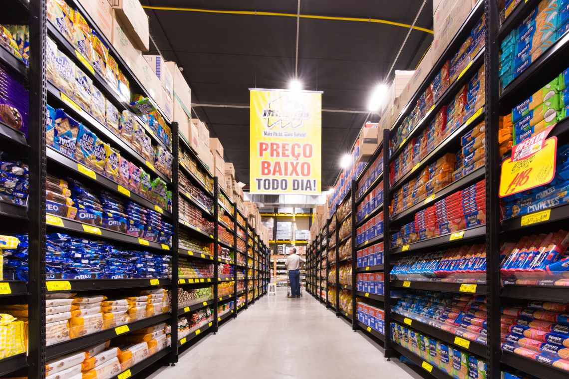 Como as gôndolas influenciam o comportamento de compra em supermercados