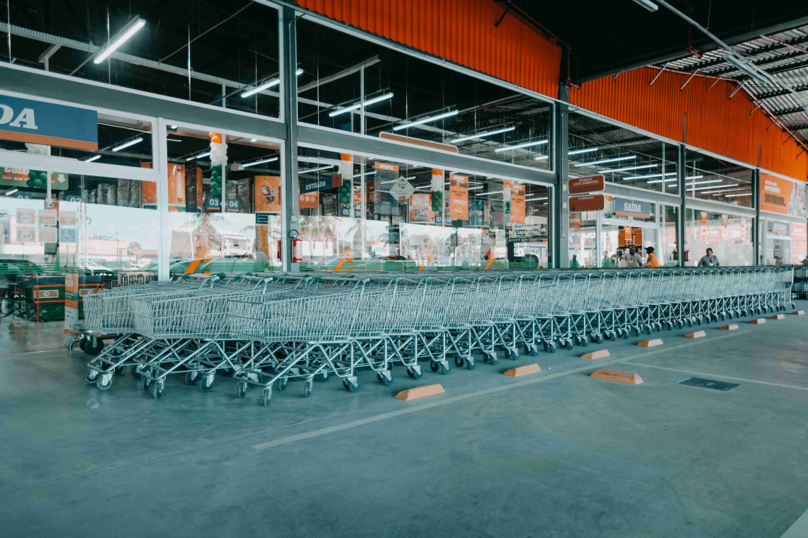 Carrinhos para compras: por que a qualidade das rodas muda tudo