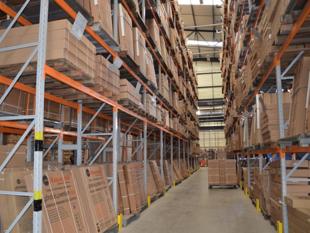 Como organizar o estoque de forma vertical e melhorar a eficiência logística 