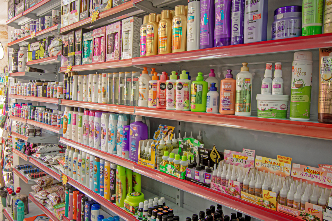 Gôndolas para perfumaria: como expor fragrâncias e cosméticos e aumentar vendas