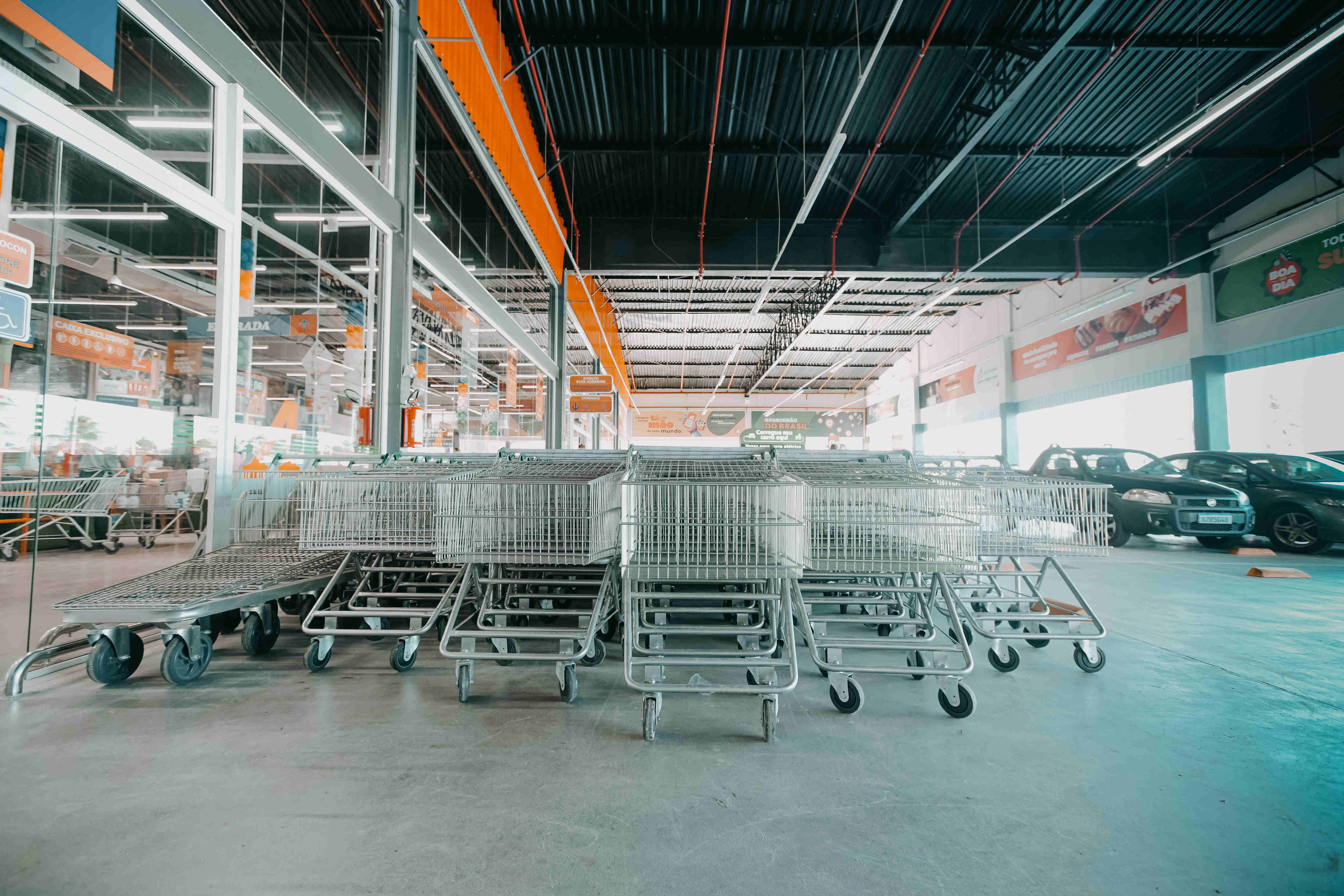Carrinhos para supermercado e atacarejo: como escolher o modelo ideal e aumentar suas vendas